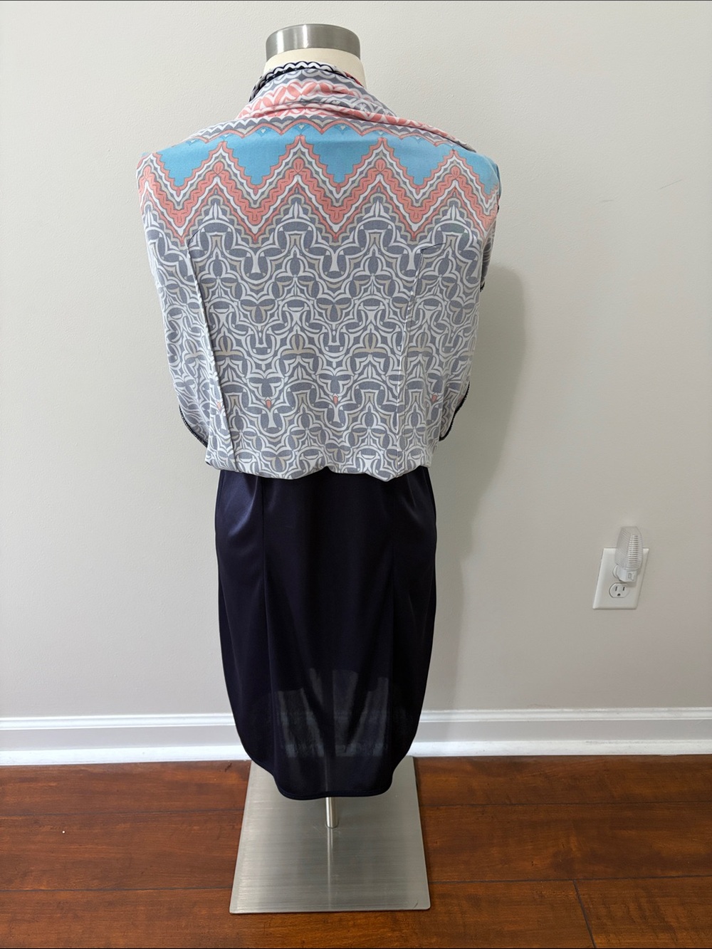 Laundry by Shelli Segal Navy Geometric Split-Neck Dress Red, Orange, Aqua Trim M - Picture 6 of 7